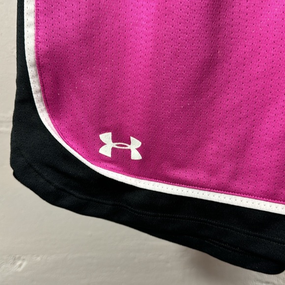 Under Armor Heat Gear Women’s Athletic Shorts Size S Fuchsia and Black - Picture 2 of 5